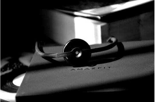 首飾化、珠寶化是可穿戴設(shè)備的一種發(fā)展趨勢，智能配飾都會成為下一個風(fēng)口浪尖