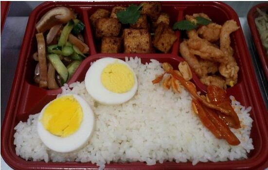 我國(guó)快餐行業(yè)起步晚，發(fā)展快，綠色食品將更為人們所重視?