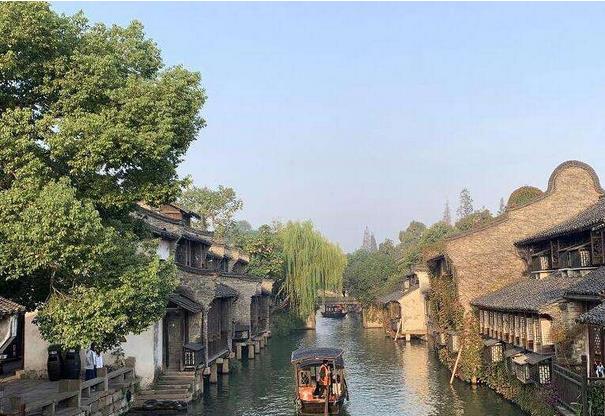 2017年，中國(guó)數(shù)字經(jīng)濟(jì)總量達(dá)27.2萬(wàn)億元，數(shù)字經(jīng)濟(jì)對(duì)GDP增長(zhǎng)貢獻(xiàn)率達(dá)55%