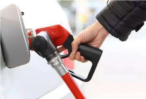 國內(nèi)汽、柴油價格每噸分別降低540元和520元，部分地區(qū)油價重回6元時代