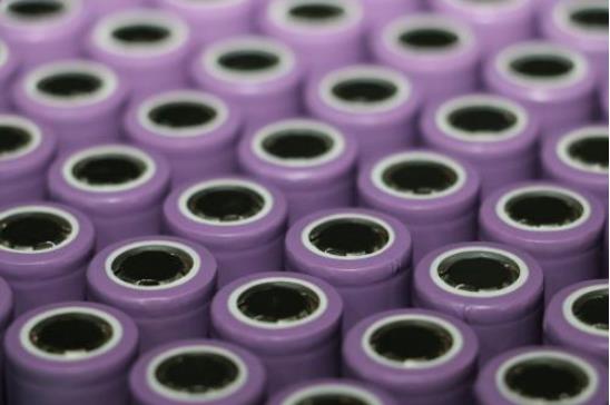 多晶硅料環(huán)節(jié)為國(guó)內(nèi)在光伏產(chǎn)業(yè)鏈中發(fā)展相對(duì)滯后的環(huán)節(jié)，尚存替代空間