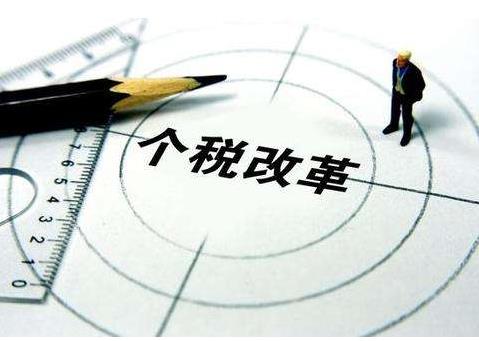 11月份，全國一般公共預(yù)算收入10775億元，同比下降5.4%，支出16431億元，同比下降0.8%??