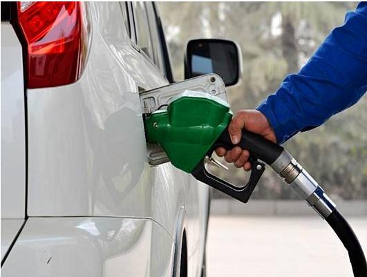 自2018年12月28日24時起，國內(nèi)油價連續(xù)五跌，汽、柴油價格每噸分別降低370元和355元