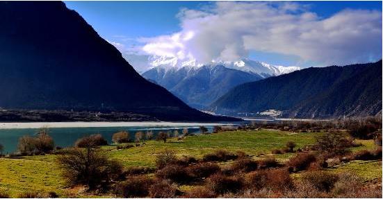 西藏2018年全區(qū)生產總值預計突破1400億元，同比增長約10%，連續(xù)26年實現(xiàn)兩位數(shù)增長