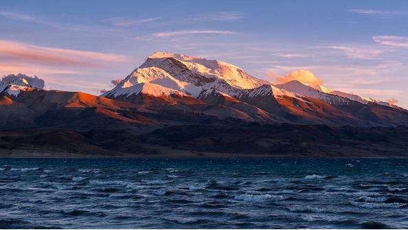阿里地區(qū)接待國內(nèi)外游客87.08萬人次，該地區(qū)旅游收入首次突破了10億元大關(guān)