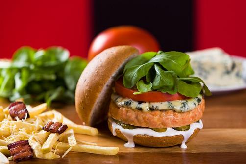 隨著中國經(jīng)濟(jì)的不斷發(fā)展，人們生活水平不斷提高，西式快餐市場需求之龐大無法估量